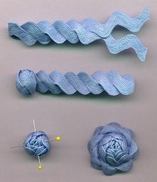 Kwiatek z falowanej tasiemki