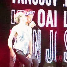 Jesteś modelką i Harry z Niallem żartują sobie z Ciebie, jak chodzisz na wybiegu.*
Harry: Jak [T.I] chodzi? *pyta ze śmiechem.*
Niall: W ten sposób. *pokazuje.*