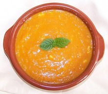 Kremowa zupa marchewkowo-pomidorowa z lanymi kluskami

 Składniki dla 4 osób: 
 Zupa: 
 - 40 dag marchewki
 - 2 cebule
 - 2 l bulionu
- połowa słoiczka koncentratu pomidorowego ...