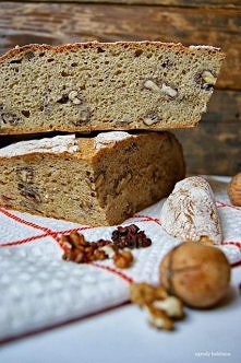 CHLEB PEŁNOZIARNISTY Z ORZECHAMI WŁOSKIMI

Zaczyn:
- 2 łyżki zakwasu żytniego,
- 100 g letniej wody,
- 100 g mąki żytniej

Składniki zaczynu dokładnie wymieszać, przykryć i zost...