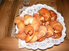 Rogaliki z nutellą/dżemem.
Przepis znalazłam na stronie
uwagababciagotuje.blogspot.com

Rogaliki wyszły przepyszne :)
Pozdrawiam Panią Babcię :)