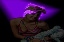 Pomysł na świecące włosy w nocy - specjalny spray do włosów uv, do wykorzystania również na halloween