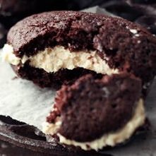 Whoopie pies przekładane kremem z masła orzechowego