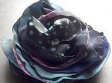 Druga z kolekcji broszka granatowa z zielenią i różowym akcentem, wykonana została z tiulu, organzy, żorżety, satynu i innych. 
Broszka ozdobiona perłą Seashell o średnicy 12 mm