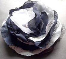 Trzynasta z kolekcji broszka granatowo - niebieska jest niezwykła. Wykonana została z tiulu, żorżety, satyny, organzy, i innych. 
Ozdobę broszki stanowią trzy białe perły Seashe...