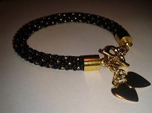 Czarna w złote kropki