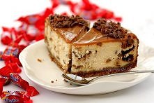 Sernik z batonikami daim

Składniki na spód:

    160 g ciastek digestive
    60 g masła
    50 g drobno posiekanych batoników daim

Ciastka rozdrobnić blenderem lub wałkiem na ...