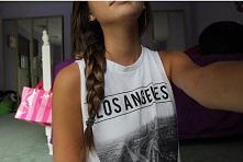 świetna koszulka, warkocz i idealna opalenizna.