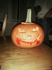 Moja pierwsza w życiu dynia na halloween wycięta z pomocą przyjaciół ;)