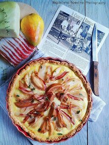 Wytrawna tarta z gruszką, serem pecorino fresco i pancettą