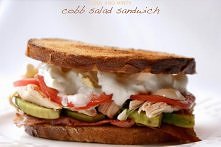 COBB SALAD SANDWICH / o jej smaku decyduje pyszny i bardzo wyrazisty dressing na bazie pleśniowego serka
