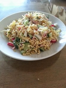 Kup:
Zupki chińskie 4 szt
paluszki krabowe 500g
ogórek zielony
koperek
majonez
sól, pieprz

Makaron z zupek zalewamy wrzątkiem, odcedzamy i czekamy aż ostygnie. Do makaronu daje...