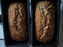 Kup:
mąka pszenna razowa 1 kg
woda
sól 1,5 łyżeczki
ziarna słonecznika - garść


Pieczenie chleba zaczynamy od przygotowania zakwasu.


Dzień 1.

Godzina 9:00*

Do szklanego nac...