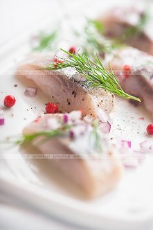 Śledzie w winnym sosie