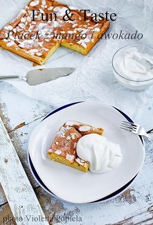 Placek z mango i awokado, polany różanym kremem.