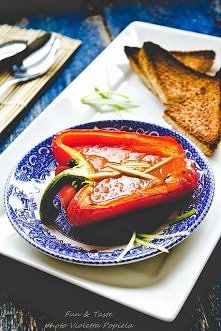 Zupa krem z pomidorów i słodkiej, pieczonej papryki.