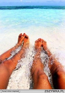 Ummm <3 jakie opalone, zgrabne nóżki !!!