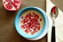 Płatki ryżowe na mleku z owocami 
SKŁADNIKI na 1 porcję:
40 g płatków ryżowych
150 ml mleka
1 jabłko (ok. 150g)
1 mango (ok.100g)
pestki granatu


Jabłko i mango obierz i pokrój...