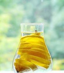 Woda z cytryną o poranku zdziała cuda...Jakiś czas temu przeczytałam w wywiadzie z twórczynią bloga My new roots, że codziennie rano powinno się wypijać szklankę gorącej wody z ...