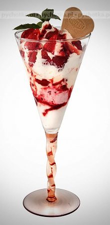 Deser lodowo truskawkowy