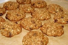 Ciasteczka owsiane z bakaliami - SKŁADNIKI: 2 łyżki masła 3 łyżki cukru 3 małe jajka 2 czubate łyżki mąki 1 łyżeczka proszku do pieczenia 1 i 2/5 szklanki płatków owsianych 3 ły...