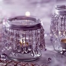 Piękne, eleganckie świeczniki zrobione ze zwykłych słoików ozdobionych kolorową tasiemką z dołączonymi koralikami w kształcie kryształów. 
Efekt jest zaskakujacy! *.*