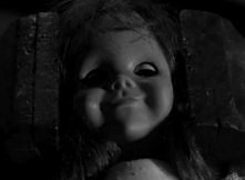 Kiedy miałam 4 lata,
Mama dała mi piękną porcelanową lalkę,
z bladą twarzą bez emocji, różanymi policzkami i chudymi nóżkami
Powiedziała mi, że jestem tak piękna jak ta lalka,
a...