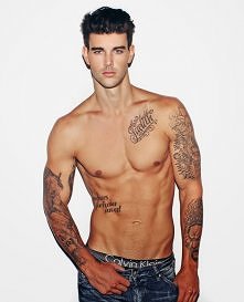 Przystojniak z dziarami