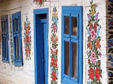 Wiele osób odwiedza tą wieś, pragnąc zobaczyć pięknie pomalowane domki.