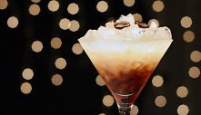Sambuca Coffee Frappe  40ml sambuca 20ml Kahlua  Przygotowanie : Oba składniki przelać do shakera na kilka kostek lodu. Dobrze wymieszać – nie wstrząsać, następnie przelać do ko...
