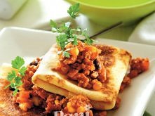 Naleśniki po meksykańsku
Tego potrzebujesz:
- szklanka mąki
- 1,5 szklanki mleka
- 2 jajka
- szczypta soli
- olej do smażenia

Sos:
- 1 kg mięsa mielonego
- 2 cebule
- 2 marchwi...