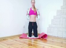 Łokieć i bark odwiedzione maksymalnie do tyłu,
jak największa rotacje tułowia przy minimalnym ruchu bioder,
Spójrz za bark (to naprawdę pomaga!).