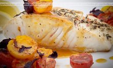 Tilapia pieczona w folii z pomidorami