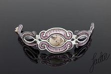 Efektowna, delikatna, bransoletka wykonana techniką haftu soutache. Sercem bransoletki jest marmur różowy w otoczeniu nocy kairu, opalizujących, szklanych koralików. Bransoletka...