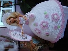 Suknia dla lalki Barbi zrobiona na prezent dla adoptowanej dziewczynki w dniu Pierwszej Komunii .