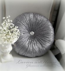 Okrągła welurowa poduszka.
...