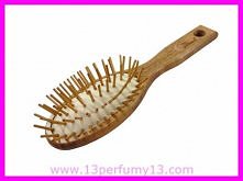 ECO NATURA
SZCZOTKA PNEUMATYCZNA DO WŁOSÓW
IGŁY DREWNIANE 
GORGOL - 15 01 121C 

Wymiary:
długość 17,5 cm
szerokość 5 cm
6 rzędów igieł 
drewnianych.

Szczotka mała w kształcie ...