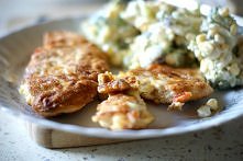 Placki z kurczakiem i papryką /2 porcje/ 1 jajko 1 pierś z kurczaka majonez i musztarda mąka pszenna sól i pieprz posiekana cebula 1/3 czerwonej papryki olej do smażenia  Pierś ...