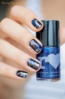 Paznokcie w kolorze gwiaździstej nocy...