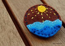 broszka z filcu - z kolorowych kawałków filcu tworzymy obrazek, w środku dodajemy tekturkę, a z tyłu doszywamy zapinkę :) Zapraszam na blog kaj-mania.blogspot.com