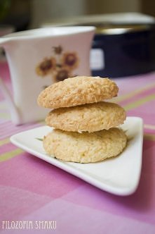 Składniki:
2 jajka
100 g miękkiego masła
1/2 szklanki cukru
1 i 1/2 szklanki mąki
2 łyżeczki proszku do pieczenia
szczypta soli
1 i 1/2 szklanki wiórek kokosowych
Masło ucieramy...
