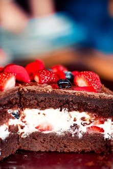 Tort różany z truskawkami i borówkami