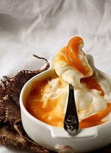 Lekki jak chmurka mus serowy z brzoskwiniami | 
Przepis na lekki mus serowy z brzoskwiniowym puree

porcja dla 2 osób

białko z 1 jaja
50 g cukru + 2 łyżki
skórka otarta z 1 cyt...