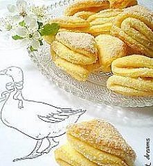 Gęsie łapki
Składniki:

- 200 g masła

- 200 g twarogu półtłustego w kostce

- 2 szklanki mąki

- 2 żółtka

- 2 łyżki zimnej wody

- 1/2 szklanki cukru do obtoczenia



Masło za...