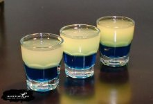 Niebiesko-grejfrutowy Shot Składniki (na 4 shoty): 50 ml Blue Curacao 100 ml soku grejfrutowego 50 ml wódki Przygotowanie: Blue Curacao rozlać do kieliszków. Sok zmieszać z wódk...