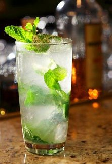 Mojito

Składniki:
40ml biały rum
2-3 gałązki mięty (liście)
3-4 wedgesy limonki
brązowy cukier
woda gazowana (splash)
Przygotowanie:
Do szkła typu highball wrzucamy wedgesy lim...