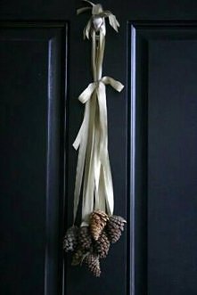 szyszki zawieszone na tasie...