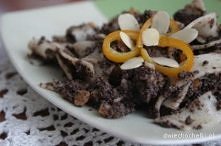 Kluski z makiem

Składniki:

    100 g maku,
    4 łyżki płynnego miodu,
    3 łyżki masła,
    1/2 szklanki rodzynek,
    1/3 szklanki kandyzowanej skórki pomarańczowej pokrojo...