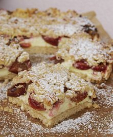 kruche ciasto ze śliwkami i lekką budyniową pianką