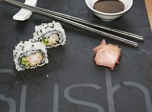 sushi z krewetką w pikantnej tempurze i ogórkiem